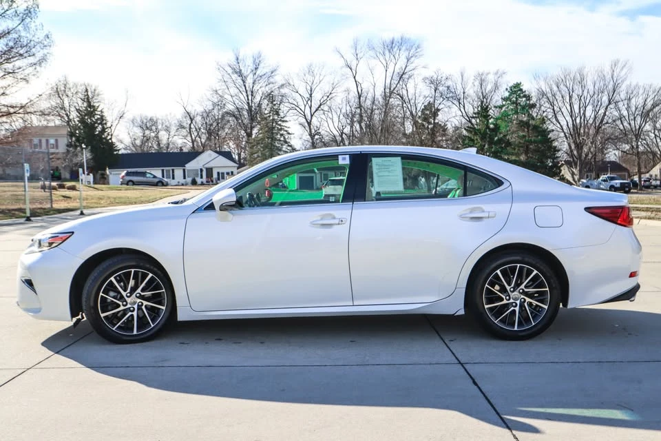 2016 Lexus ES 6th Gen - Image 5 of 20