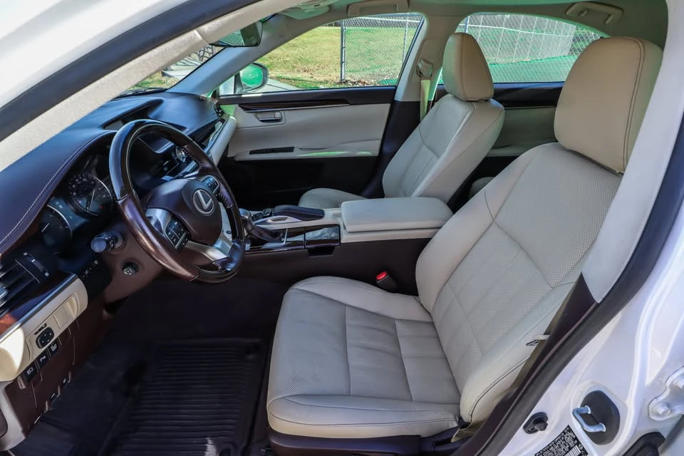 2016 Lexus ES 6th Gen - Image 11 of 20