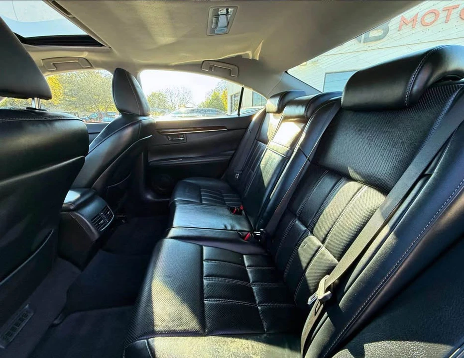 2016 Lexus ES 6th Gen - Image 7 of 9