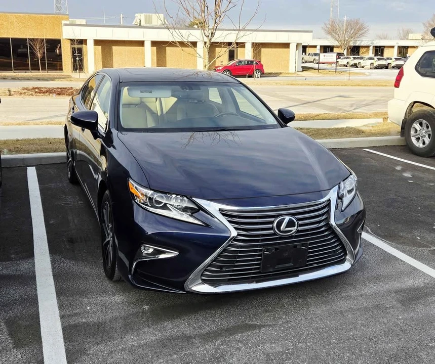 2016 Lexus ES 6th Gen - Image 3 of 8