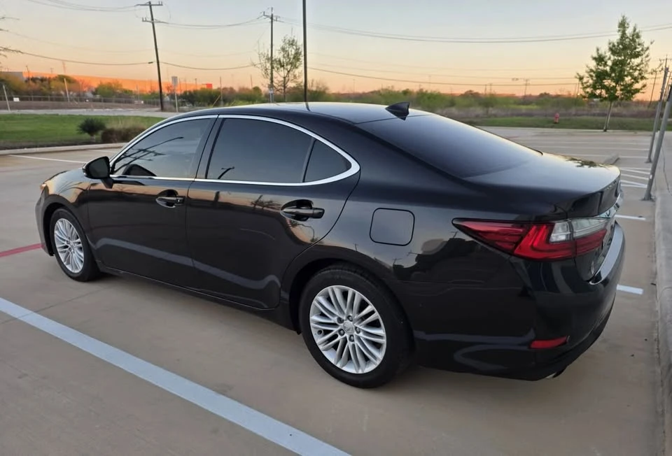 2016 Lexus ES 6th Gen - Image 16 of 17