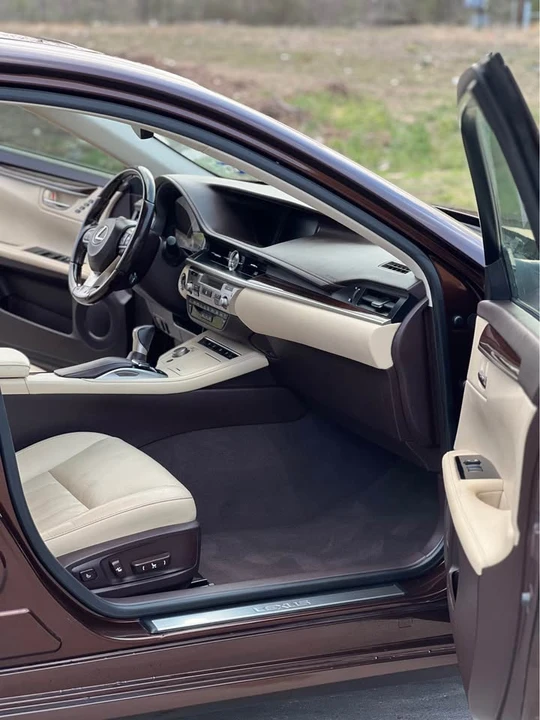 2016 Lexus ES 6th Gen - Image 11 of 12