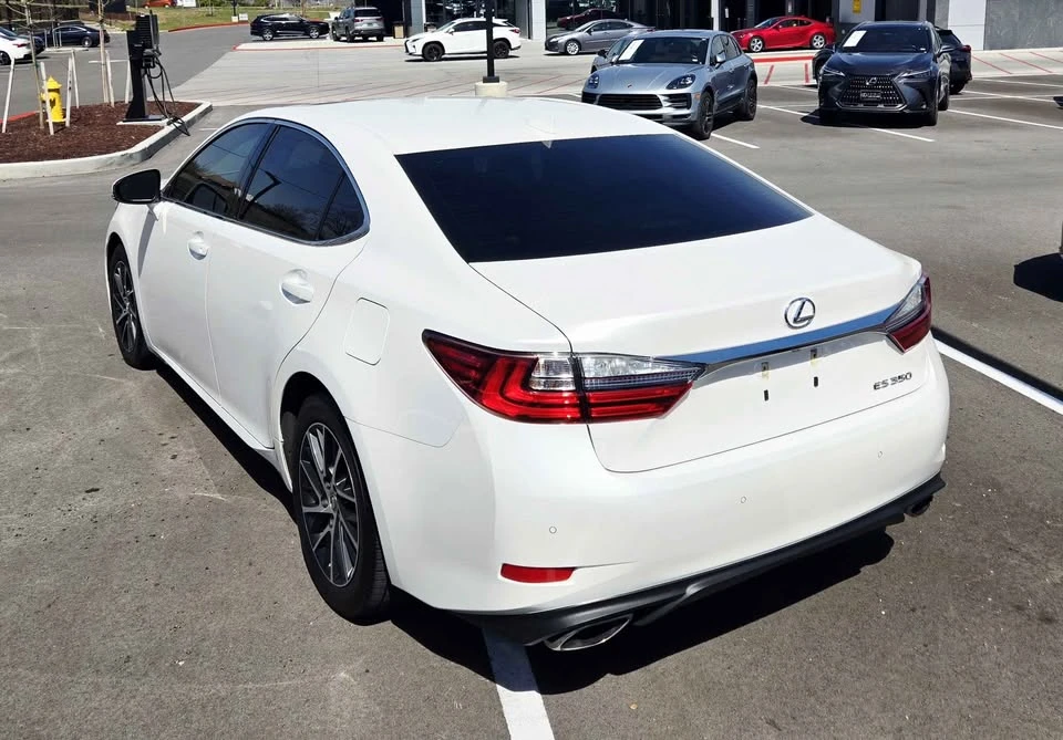 2016 Lexus ES 6th Gen - Image 5 of 8