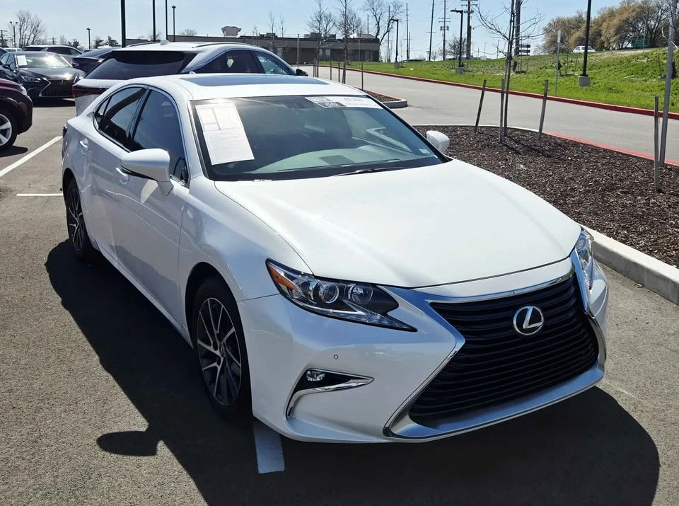 2016 Lexus ES 6th Gen - Image 3 of 8