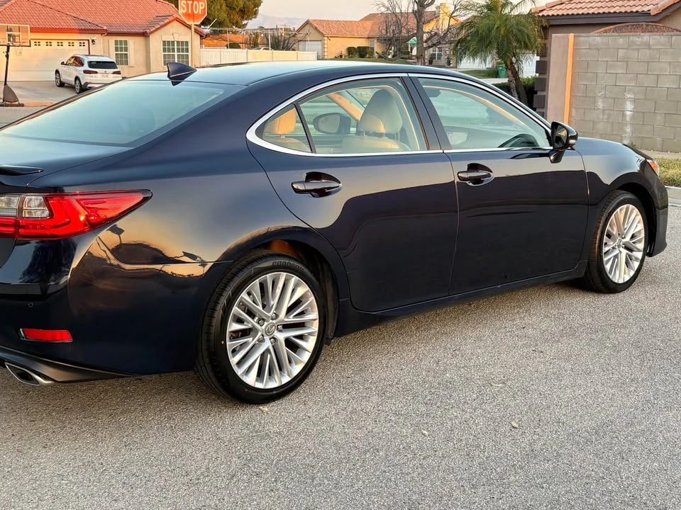 2016 Lexus ES 6th Gen - Image 15 of 17