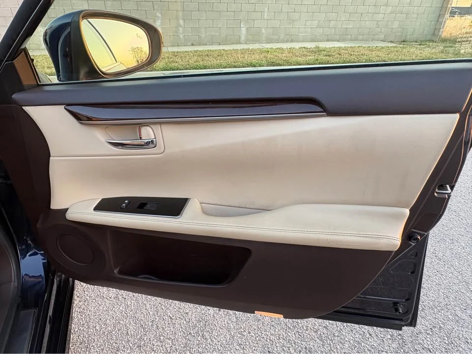 2016 Lexus ES 6th Gen - Image 13 of 17