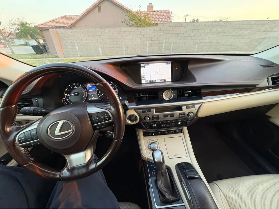2016 Lexus ES 6th Gen - Image 16 of 17