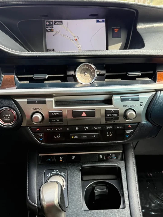 2016 Lexus ES 6th Gen - Image 9 of 10