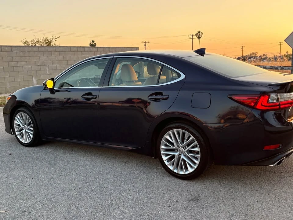 2016 Lexus ES 6th Gen - Image 5 of 17