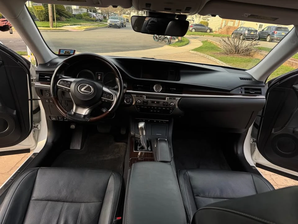 2016 Lexus ES 6th Gen - Image 16 of 19
