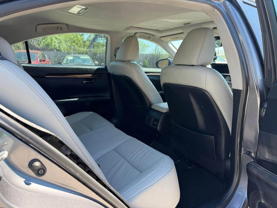 2016 Lexus ES 6th Gen - Image 11 of 16