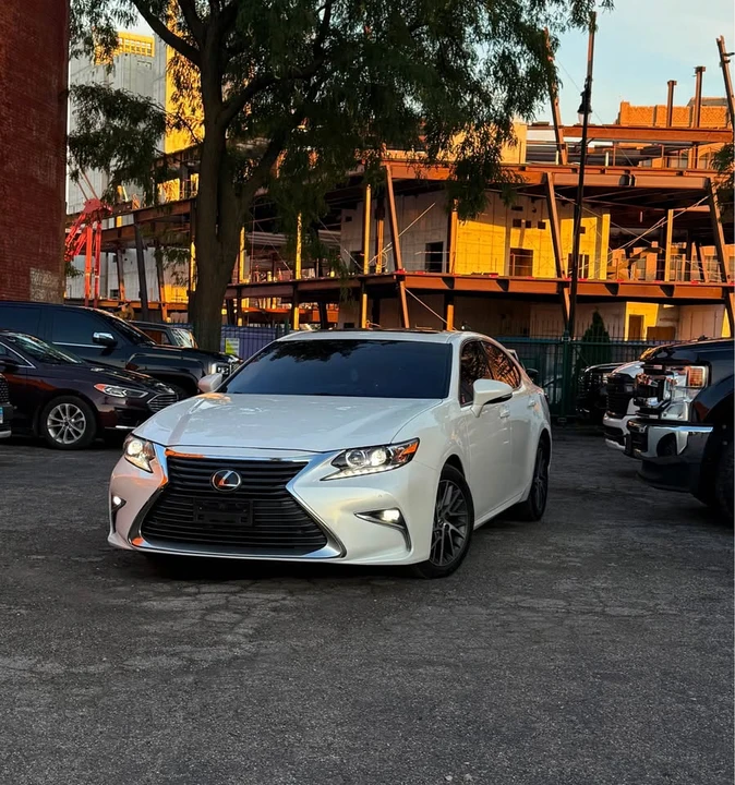 2016 Lexus ES 6th Gen - Image 9 of 10
