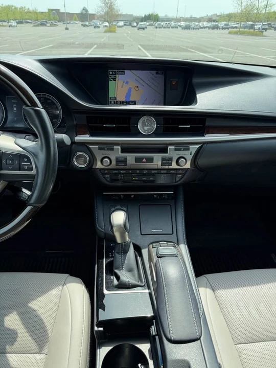 2016 Lexus ES 6th Gen - Image 17 of 20