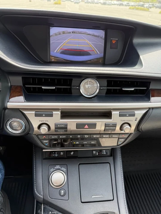 2016 Lexus ES 6th Gen - Image 18 of 20