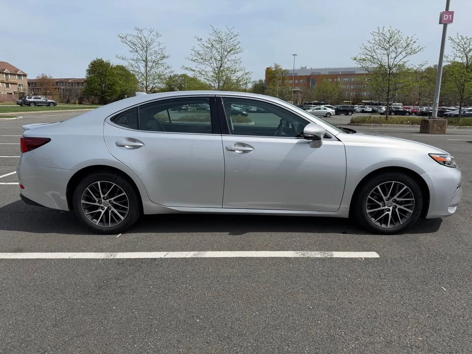 2016 Lexus ES 6th Gen - Image 7 of 20