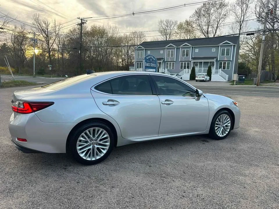 2016 Lexus ES 6th Gen - Image 15 of 20