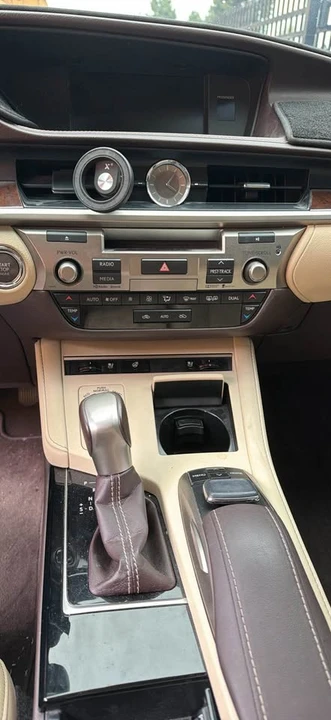 2016 Lexus ES 6th Gen - Image 8 of 12