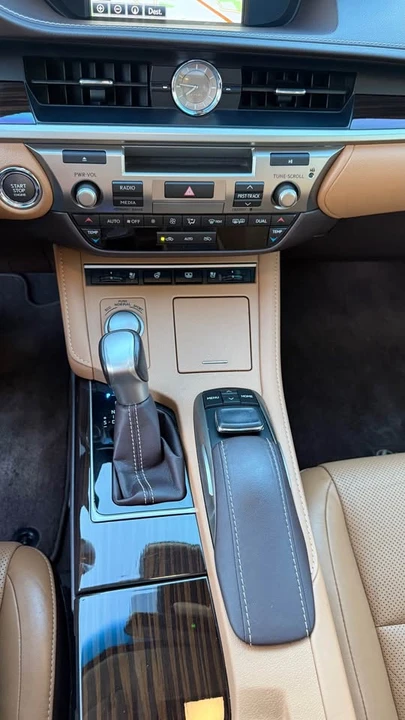 2016 Lexus ES 6th Gen - Image 16 of 18