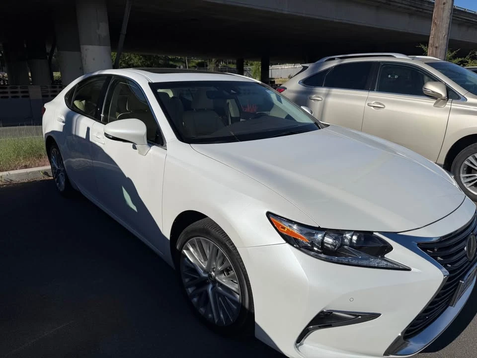2016 Lexus ES 6th Gen - Image 2 of 4