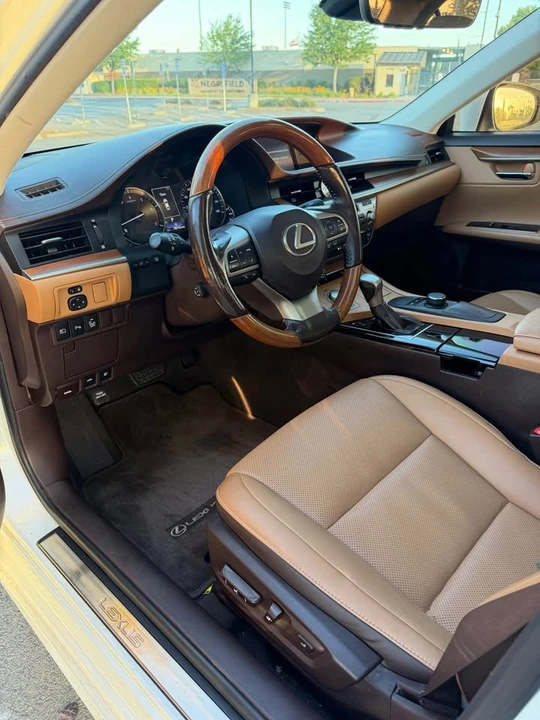 2016 Lexus ES 6th Gen - Image 9 of 21