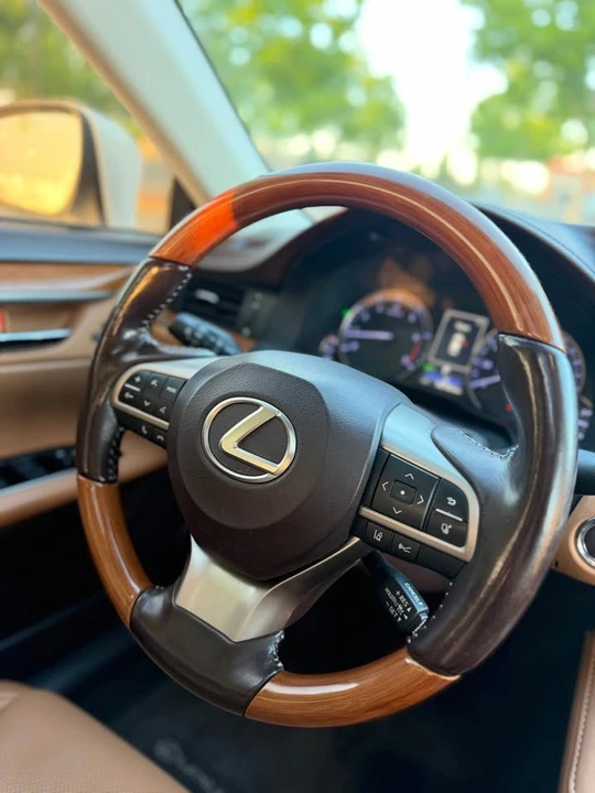 2016 Lexus ES 6th Gen - Image 15 of 21