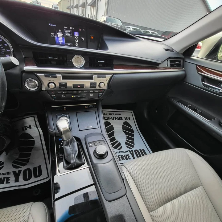 2016 Lexus ES 6th Gen - Image 9 of 17
