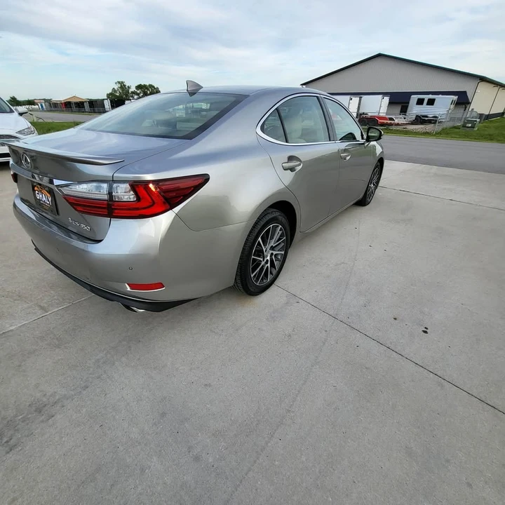 2016 Lexus ES 6th Gen - Image 5 of 17