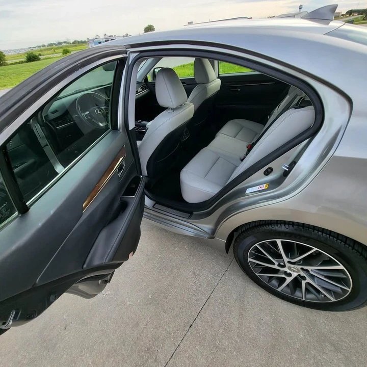 2016 Lexus ES 6th Gen - Image 8 of 17
