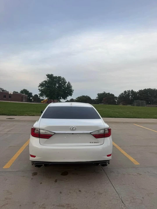 2016 Lexus ES 6th Gen - Image 8 of 15