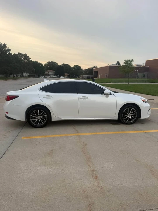 2016 Lexus ES 6th Gen - Image 4 of 15