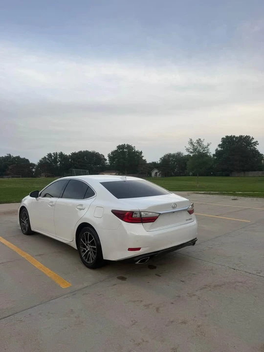 2016 Lexus ES 6th Gen - Image 7 of 15