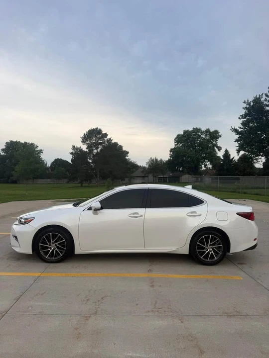 2016 Lexus ES 6th Gen - Image 5 of 15