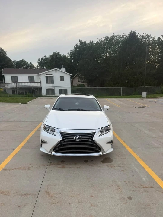 2016 Lexus ES 6th Gen - Image 9 of 15