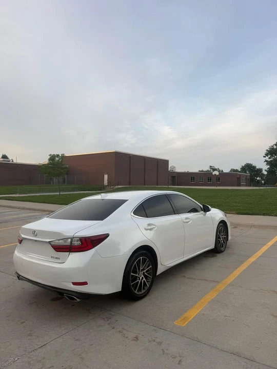 2016 Lexus ES 6th Gen - Image 6 of 15
