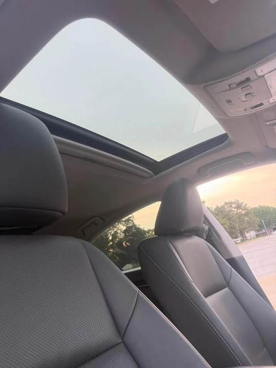 2016 Lexus ES 6th Gen - Image 13 of 15