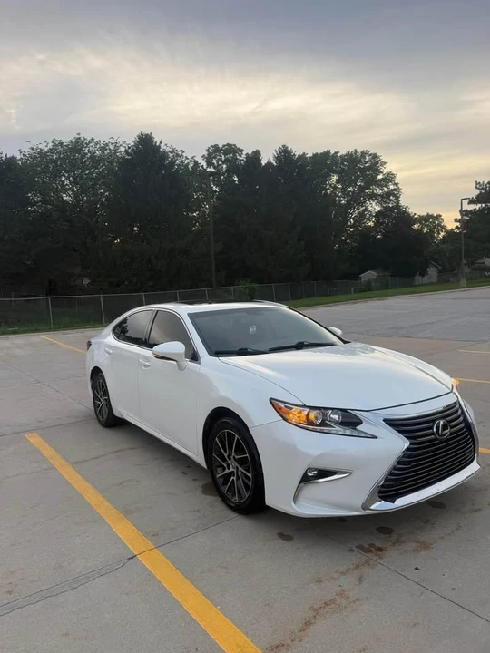 2016 Lexus ES 6th Gen - Image 3 of 15