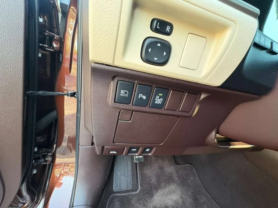 2016 Lexus ES 6th Gen - Image 19 of 20