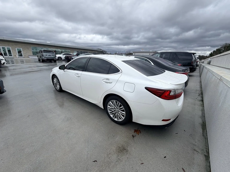 2016 Lexus ES 6th Gen - Image 5 of 6
