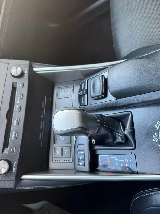 2016 Lexus IS 3rd Gen - Image 18 of 20