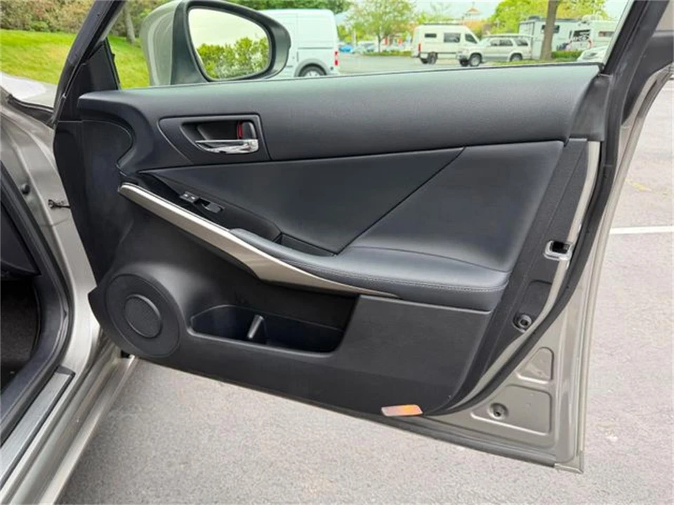 2016 Lexus IS 3rd Gen - Image 25 of 31