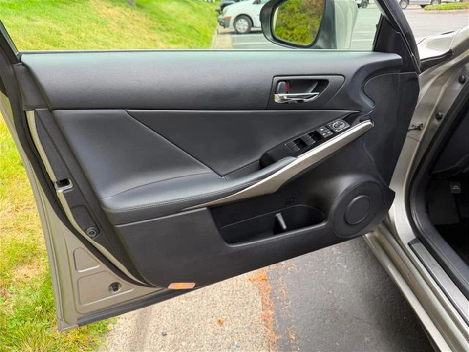 2016 Lexus IS 3rd Gen - Image 17 of 31