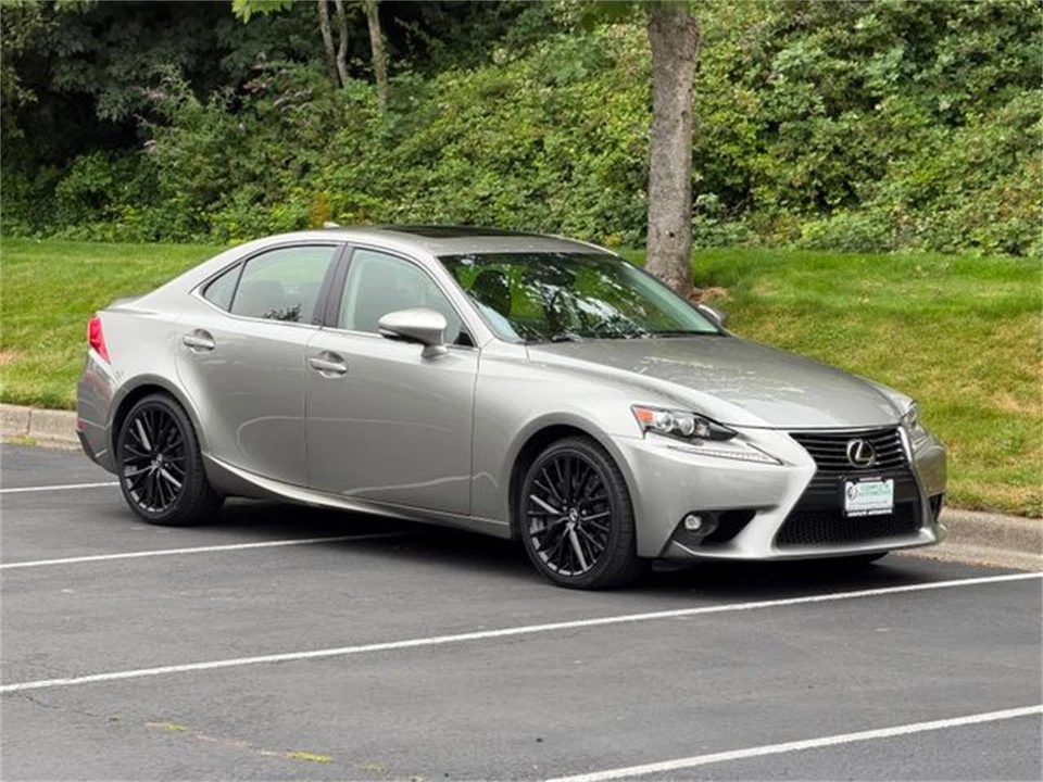 2016 Lexus IS 3rd Gen - Image 8 of 31
