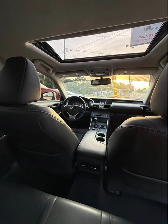 2016 Lexus IS - Image 10 of 20