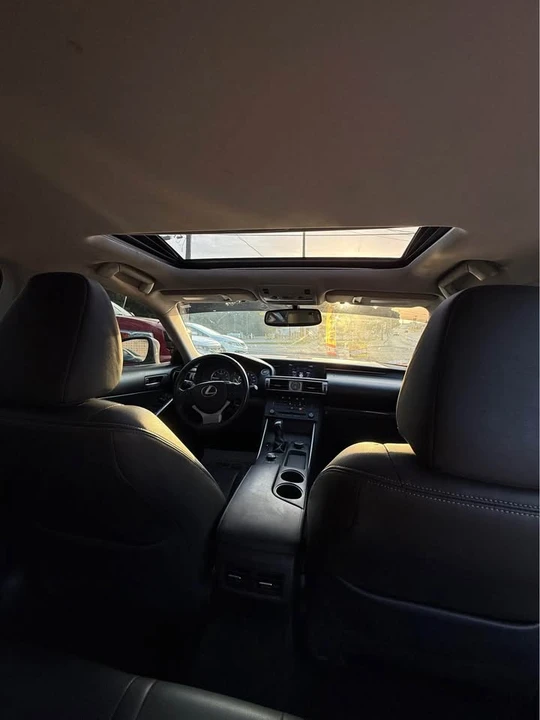 2016 Lexus IS - Image 9 of 20