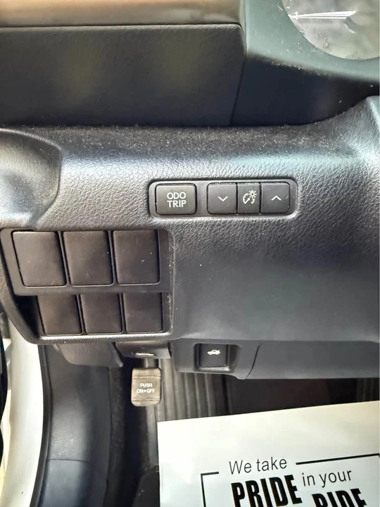 2016 Lexus IS - Image 15 of 20