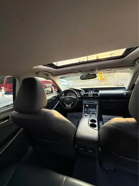 2016 Lexus IS - Image 11 of 20