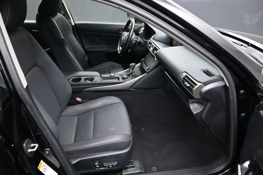 2016 Lexus IS 3rd Gen - Image 26 of 31