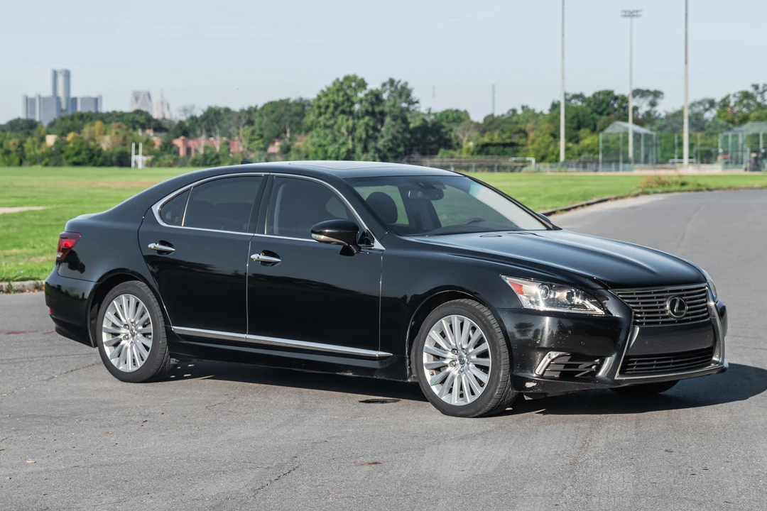 2016 Lexus LS 4th Gen - Image 24 of 31