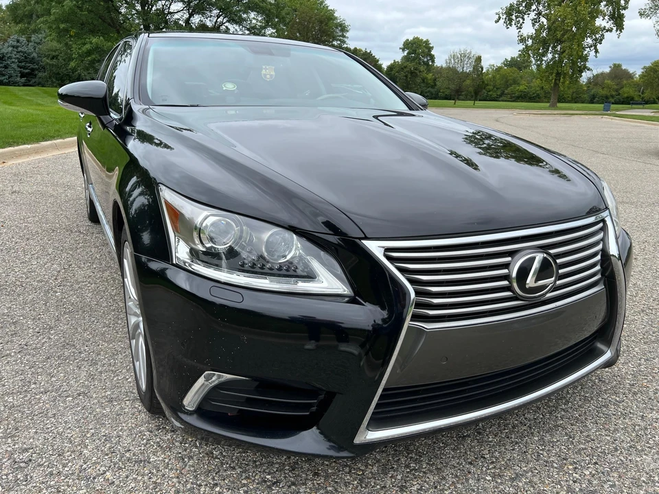 2016 Lexus LS 4th Gen - Image 25 of 31