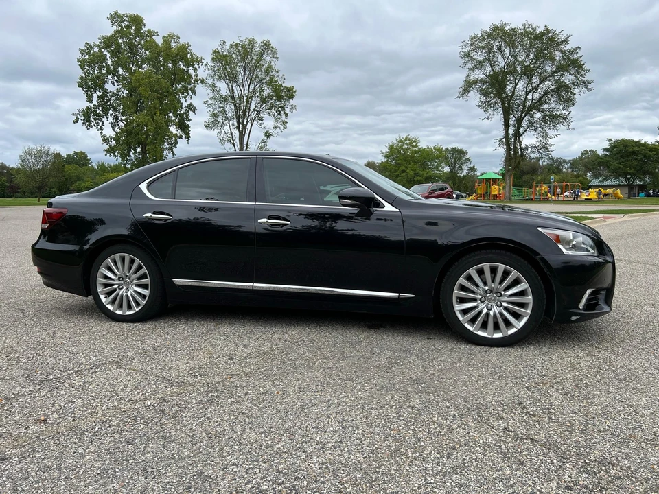 2016 Lexus LS 4th Gen - Image 22 of 31